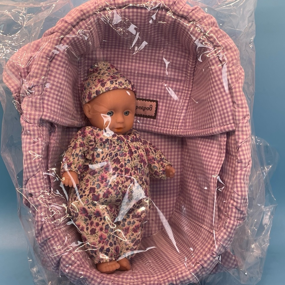 Penelope Peapod baby with matching bassinet/purse